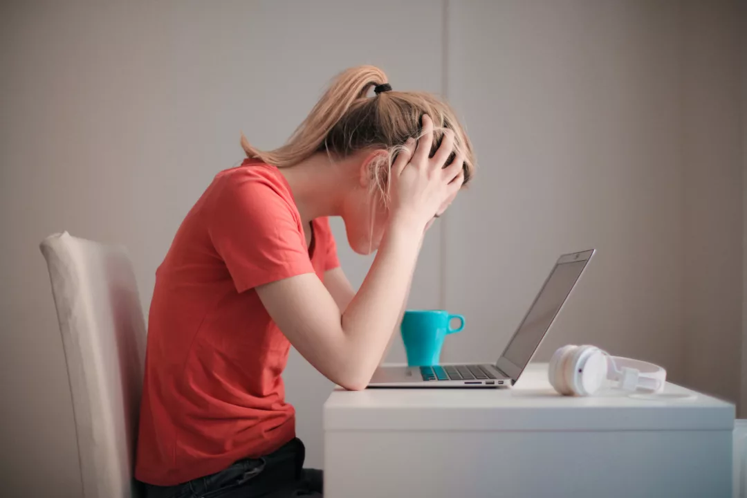 Woman on her laptop feeling frustrated