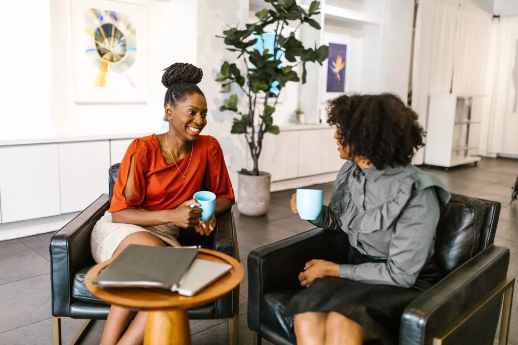 Two women making a discussion